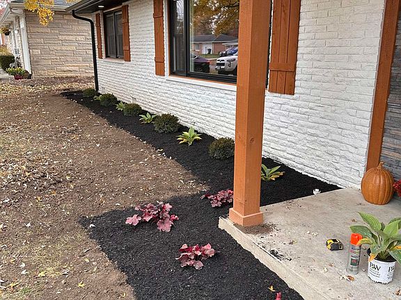 2nd image of 1305 N Greenbriar Rd