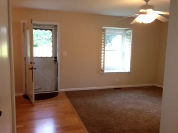 718 Gloucester Dr, Elk Grove Village, IL 60007