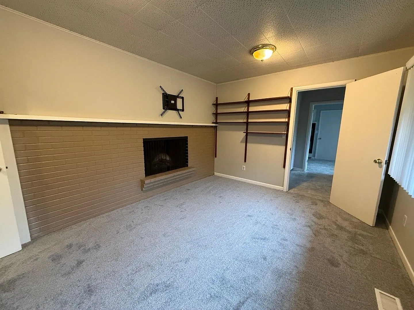 6542 SW Seymour Street ~ Beautifully Refreshed Single Level Home! — Photo 2