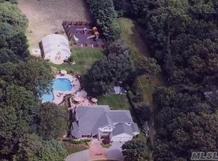 89 Washburn St, Lake Grove, NY 11755