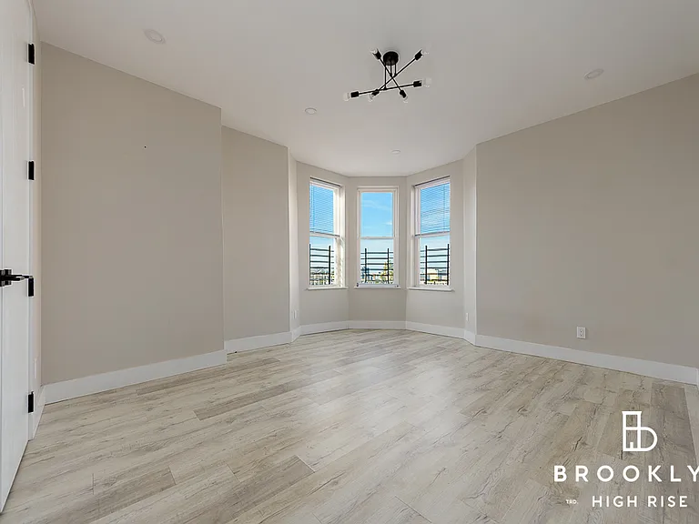 739 6th Ave #2R — Photo 4