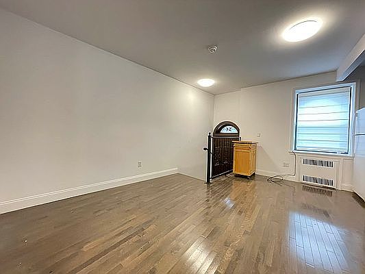 3rd image of 33 Crooke Ave #1M