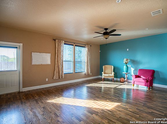 5th image of 8903 Oakwood Park