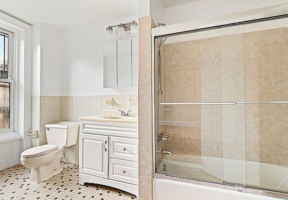 4th image of 302 Macon St #3