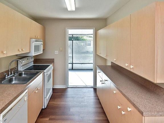 3rd image of 421 Fairfax Dr
