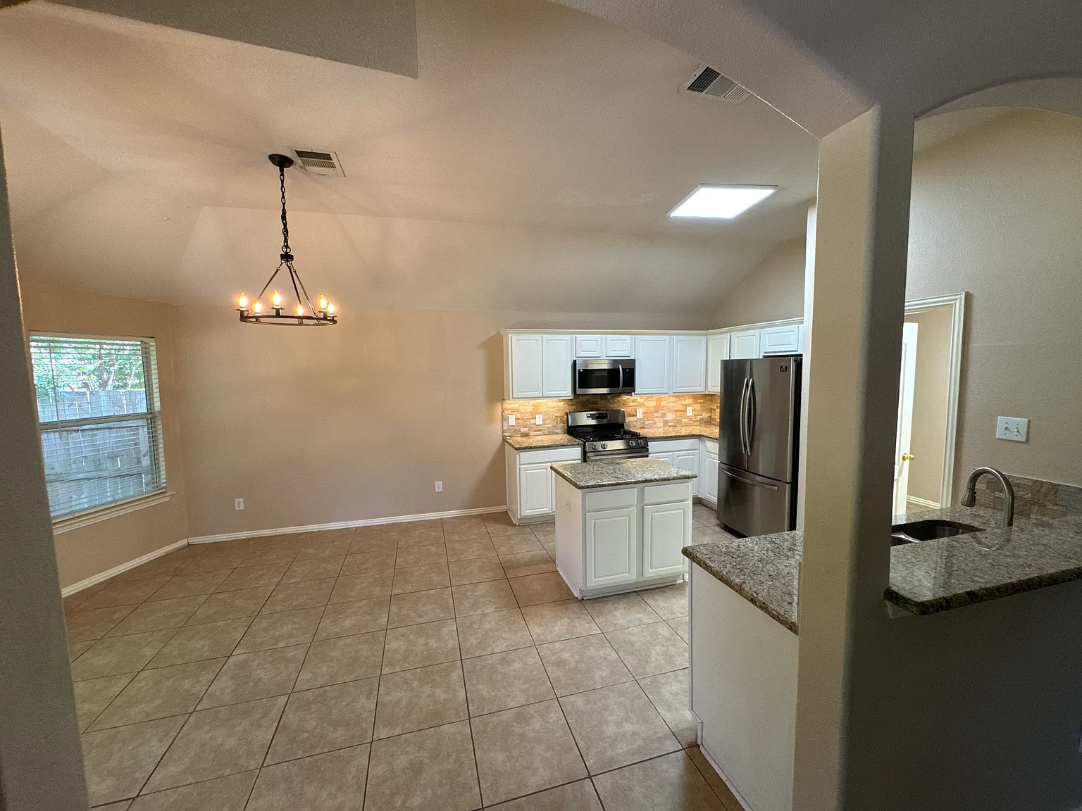4 bed, 1986 sqft, $2,495 — Photo 4