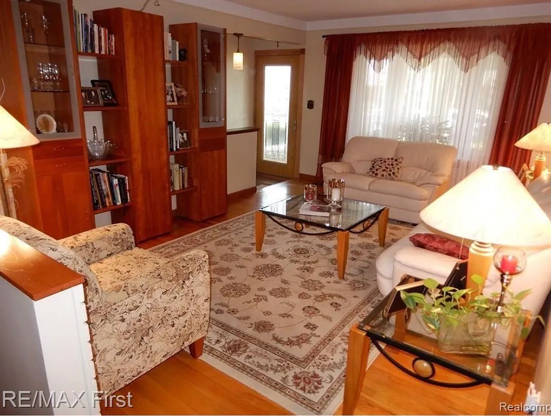 3 bed, 1.5 bath, 1450 sqft, $2,000 — Photo 2