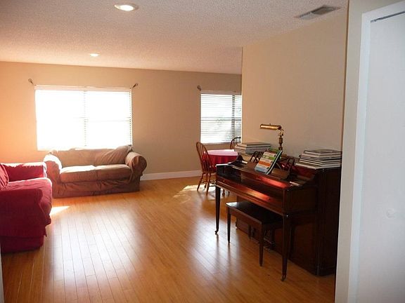 2nd image of 105 Lyndhurst Dr