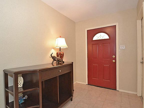 3rd image of 1115 Pinecroft Dr