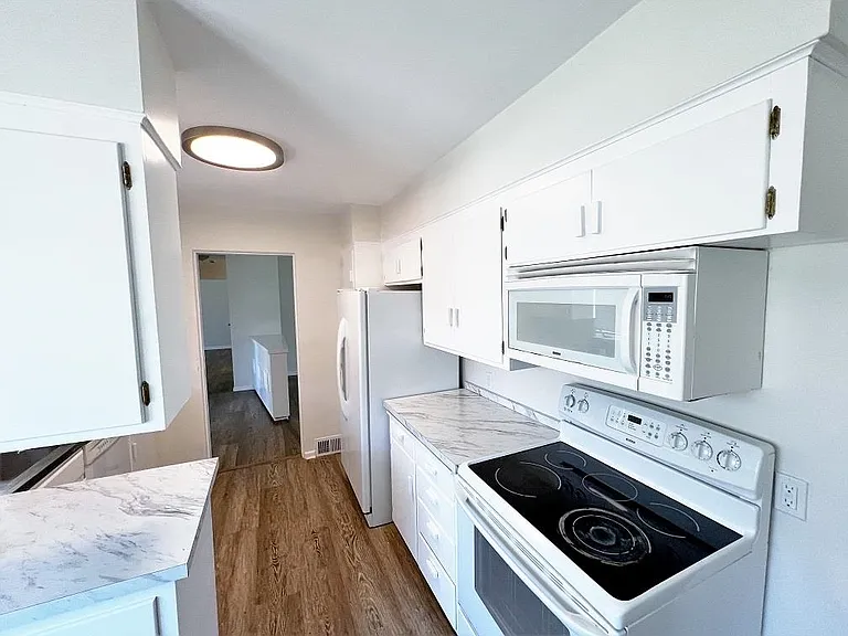 4504 Chatham Dr — Photo 4