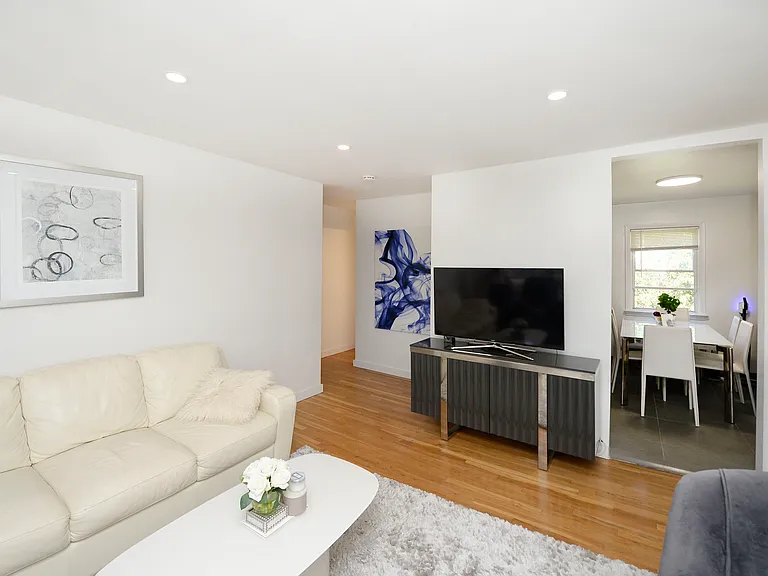 16 Plaza Rd #B — Photo 1