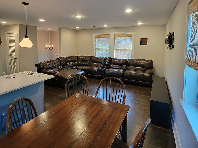 104 Lynn Dr — Photo 2