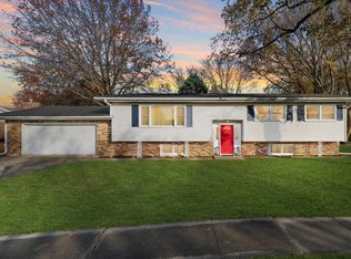 2318 Brookshire Dr E, Champaign, IL 61821