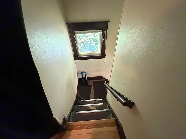 1712 Summit St — Photo 8