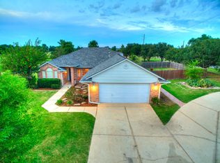 921 SE 34th St, Moore, OK 73160