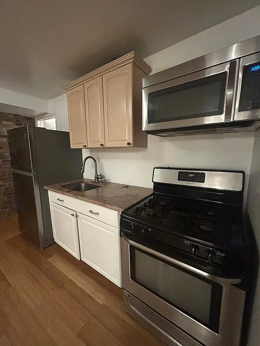3 bed, 1000 sqft, $2,749 — Photo 2