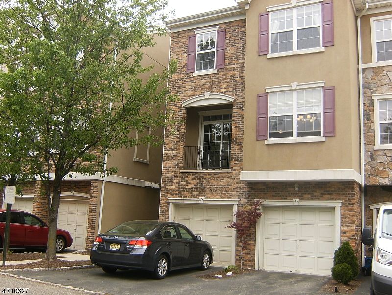 1st image of 127 Brittany Ct
