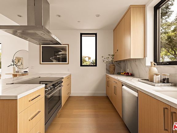 4th image of 2425 20th St #B