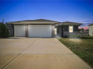 1004 SE Wood Ridge Ct, Blue Springs, MO 64014