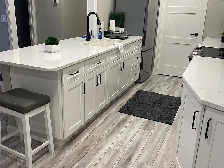 490 Lakeview Dr — Photo 2