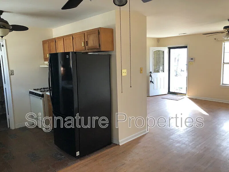 3 bed, 1.0 bath, 1128 sqft, $1,650 — Photo 2