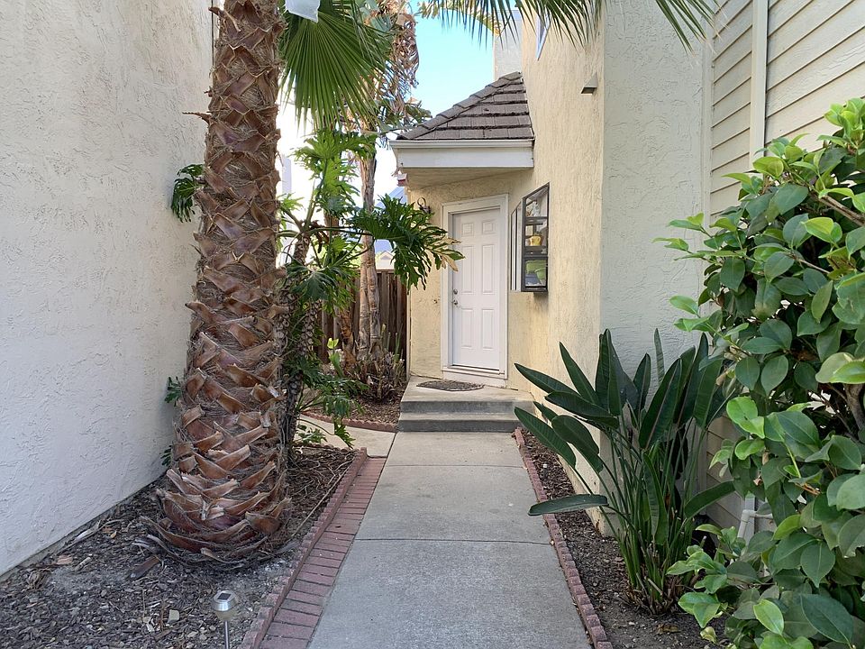 1st image of 525 Glenmoor Cir