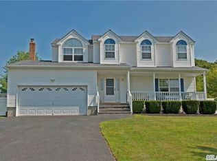 9 Yarmouth Ln, Center Moriches, NY 11934