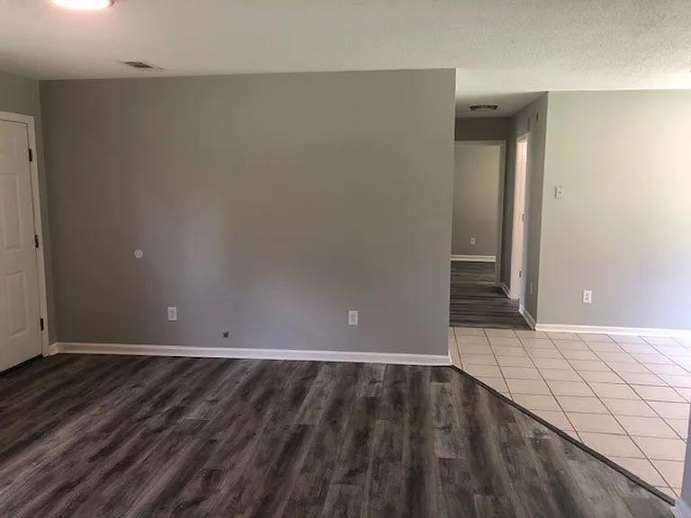 511 Grant Ln — Photo 3