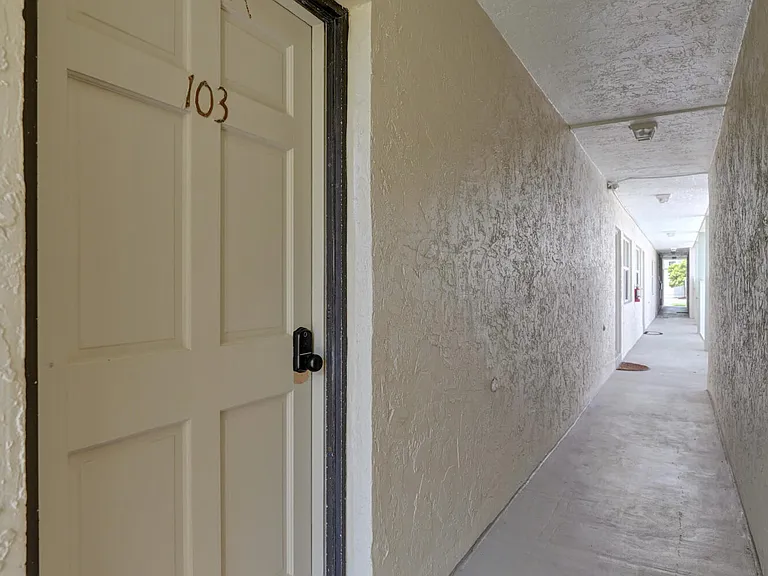 1450 N Riverside Dr #103 — Photo 16