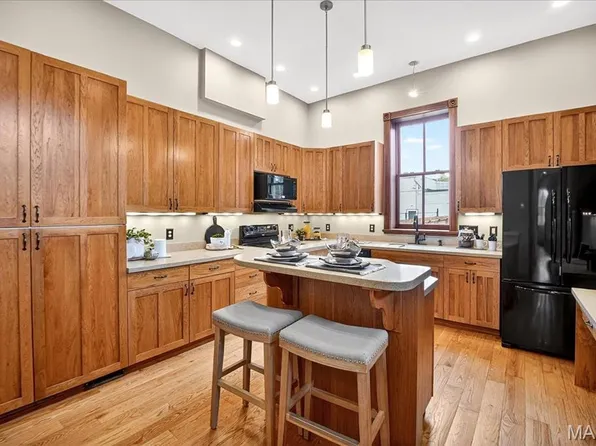 2307 Sidney St, Saint Louis, MO 63104