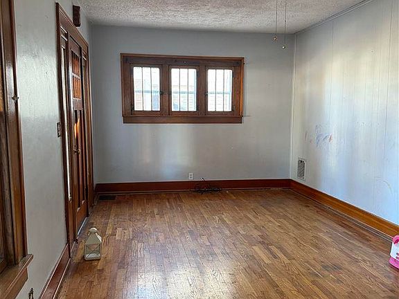 5th image of 404 N Main St