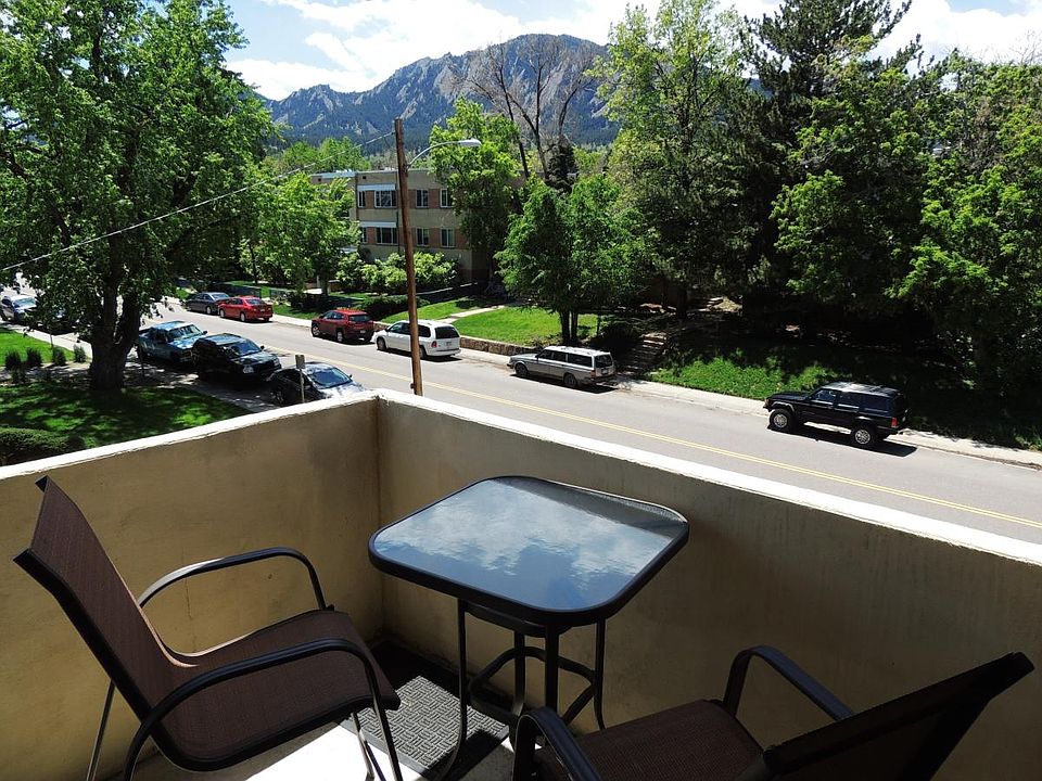 Private corner balcony, with view of FlatIrons