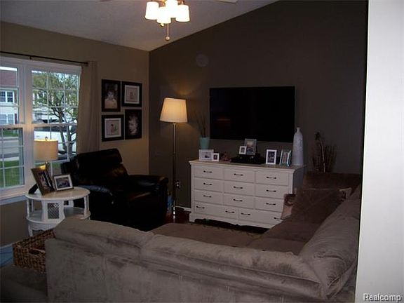 4th image of 397 Princeton Dr