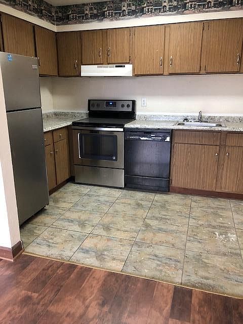 Modern Kitchen w/ Stainless Steel Appliances and new Counter