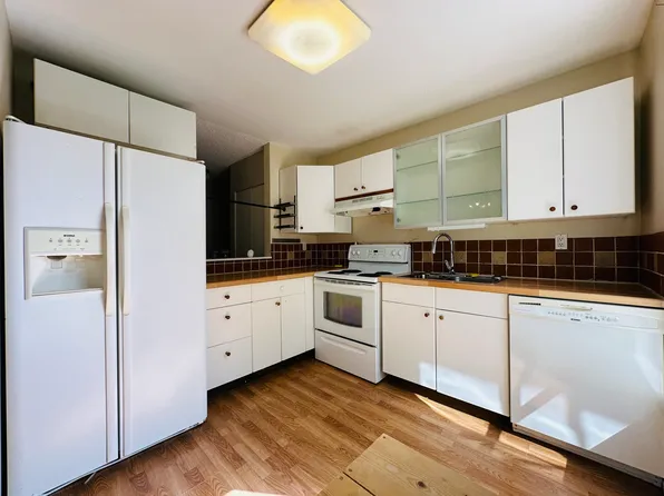 9131 Capella Dr #303, Burnaby, BC V3J 7K4