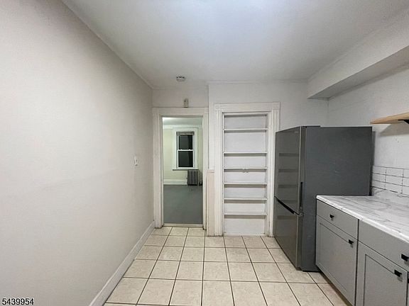 4th image of 32 Oak Ave