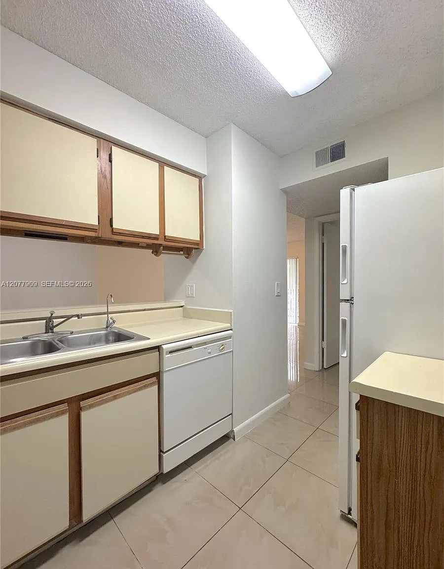 Royal Poinciana Condo — Photo 3