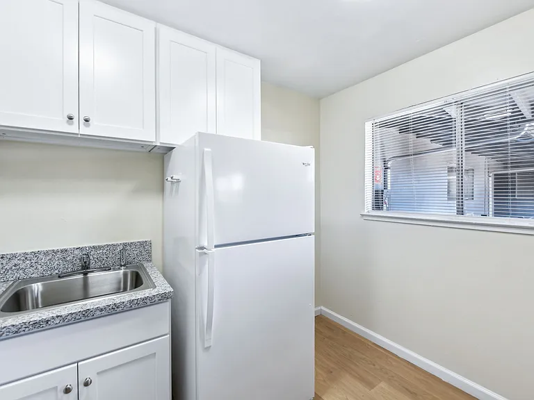 ROCKINGHAM APARTMENTS — Photo 12