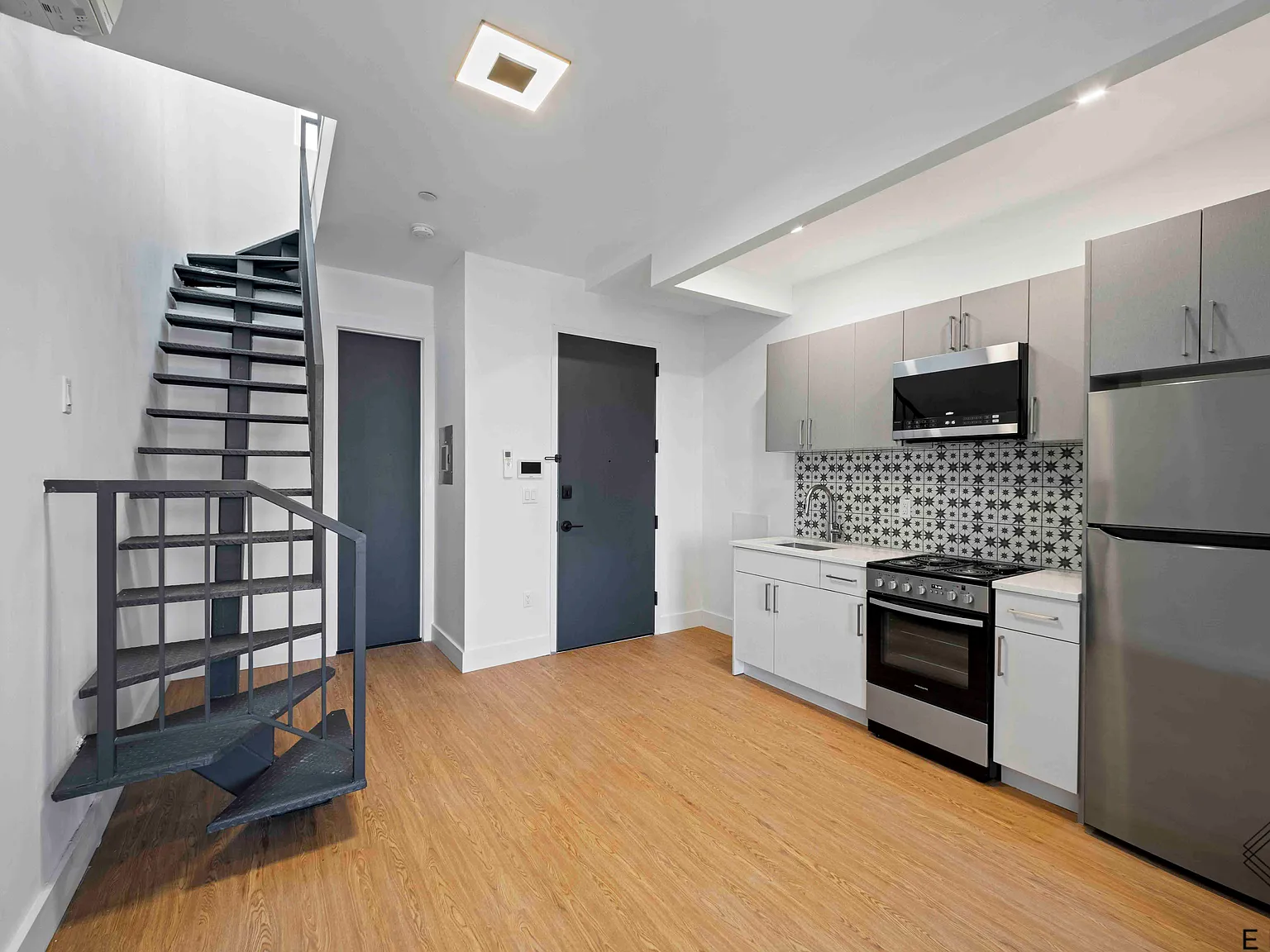 156 Erasmus St — Photo 3