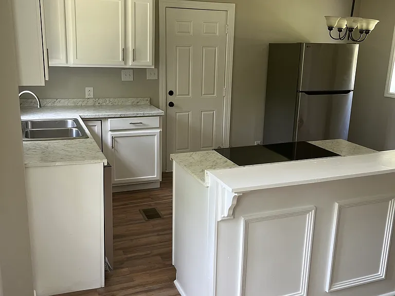 2920 Shelby Dr — Photo 2