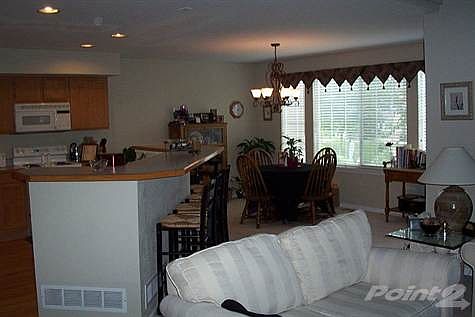 LIVING/DINING AREA 
