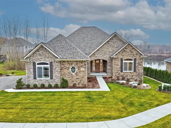 690 Willow Lake Ct, Oxford, MI 48371