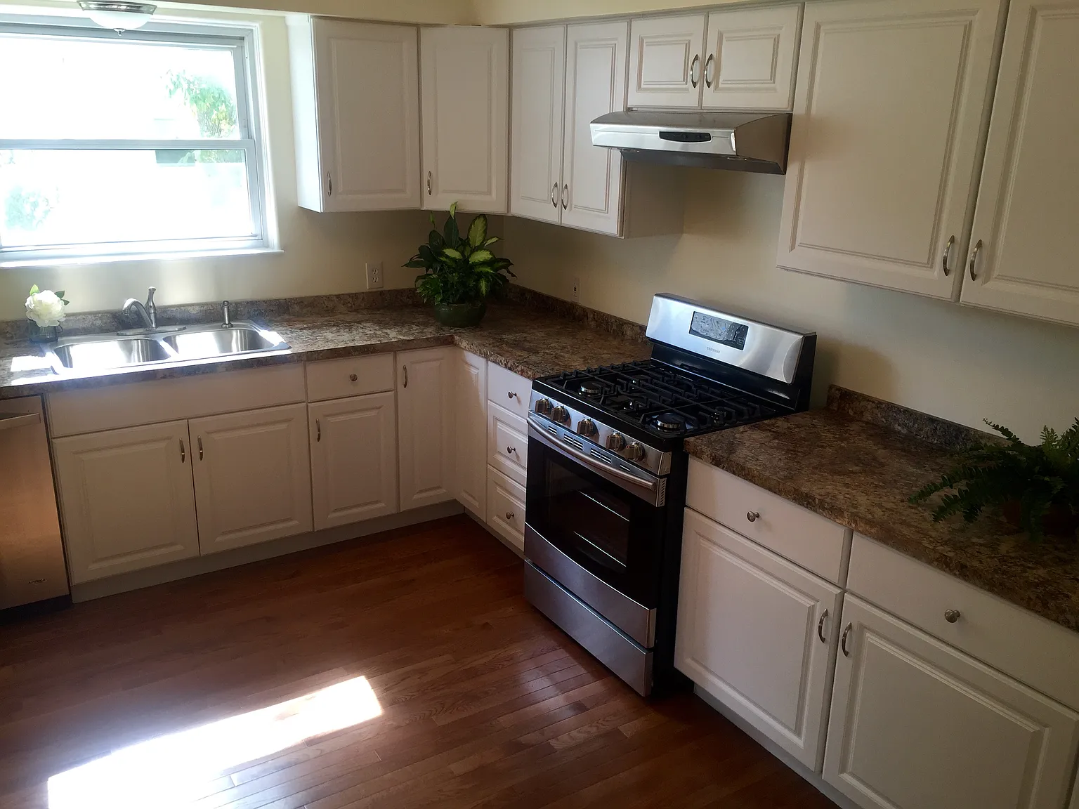 Beautiful 4 Bedroom 2 Bath in Bay City — Photo 2