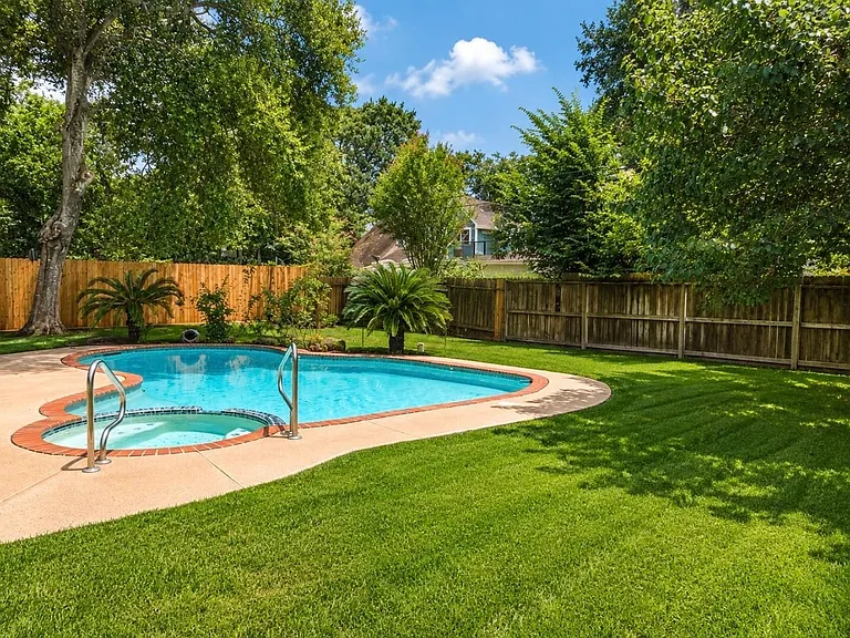 1207 Shorewood Dr — Photo 2