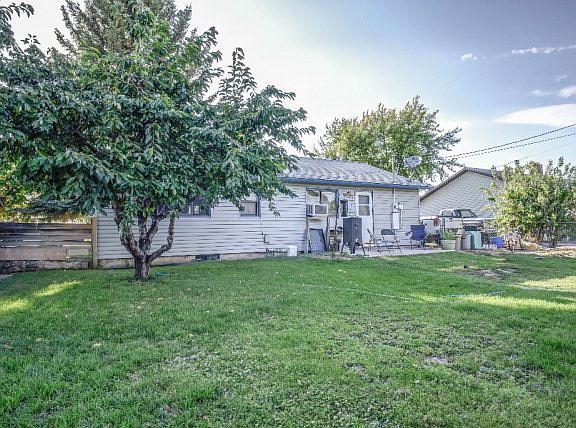 3rd image of 1285 Merrett Dr