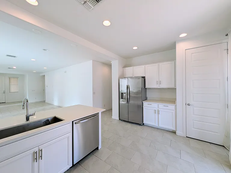 9509 W Sells Dr — Photo 4
