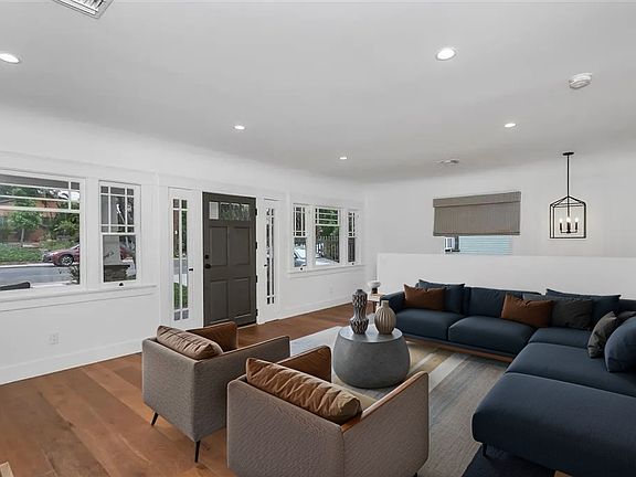 4th image of 2635 Montclair St