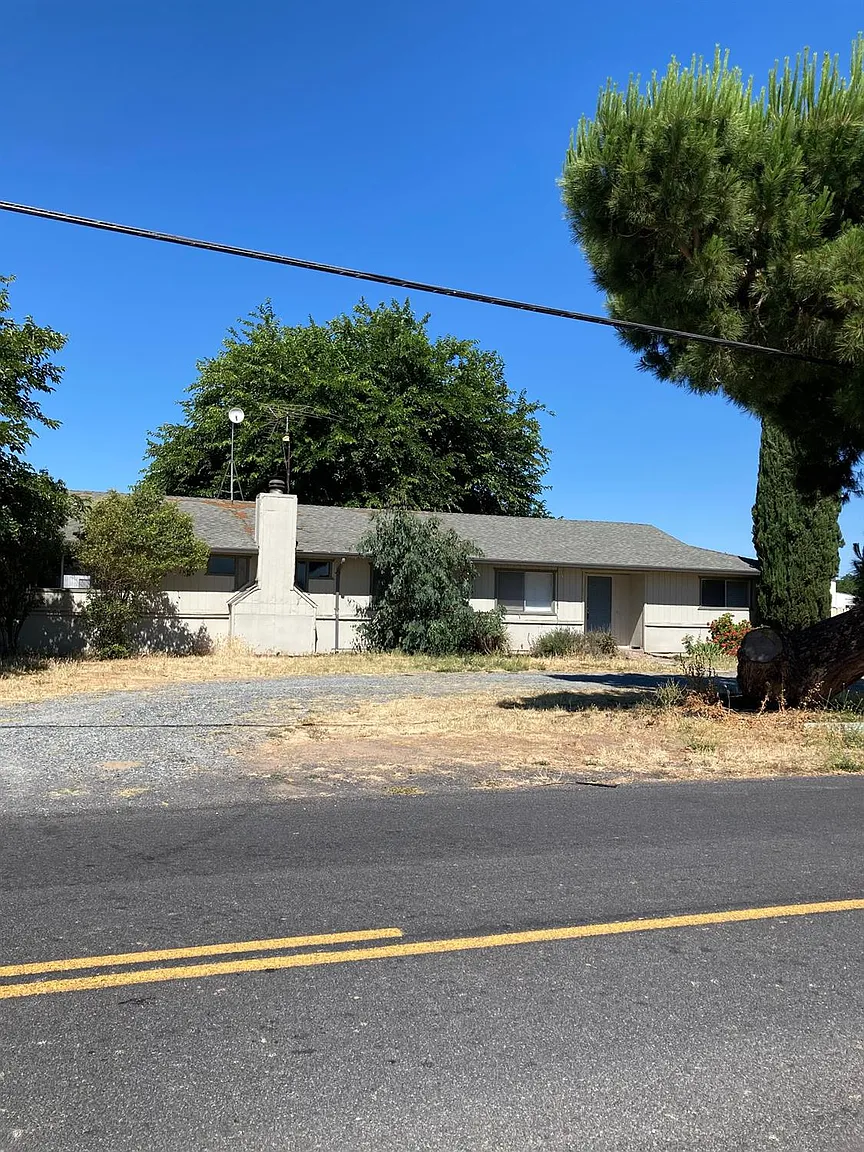 10513 Pioneer Ave photo 1