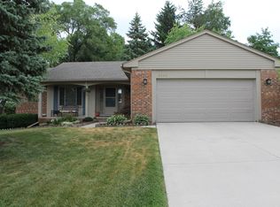 2352 Norton Rd, Rochester Hills, MI 48307