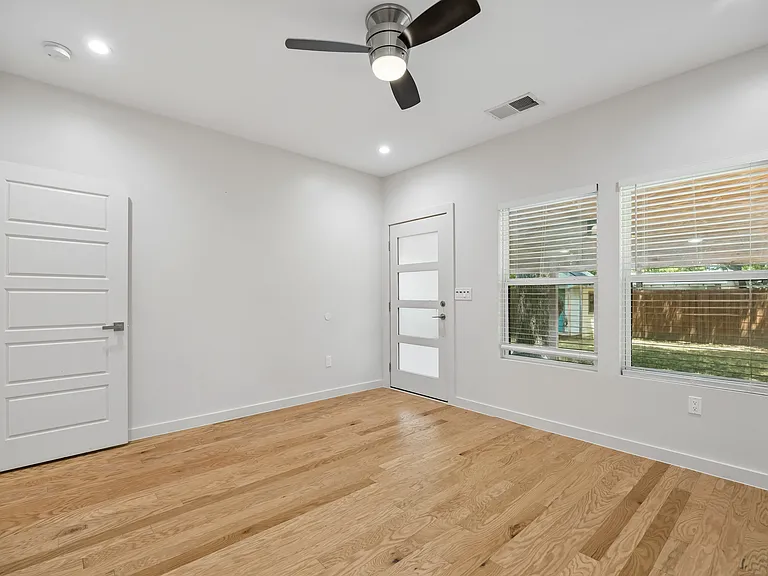 710 N Madison Ave — Photo 9